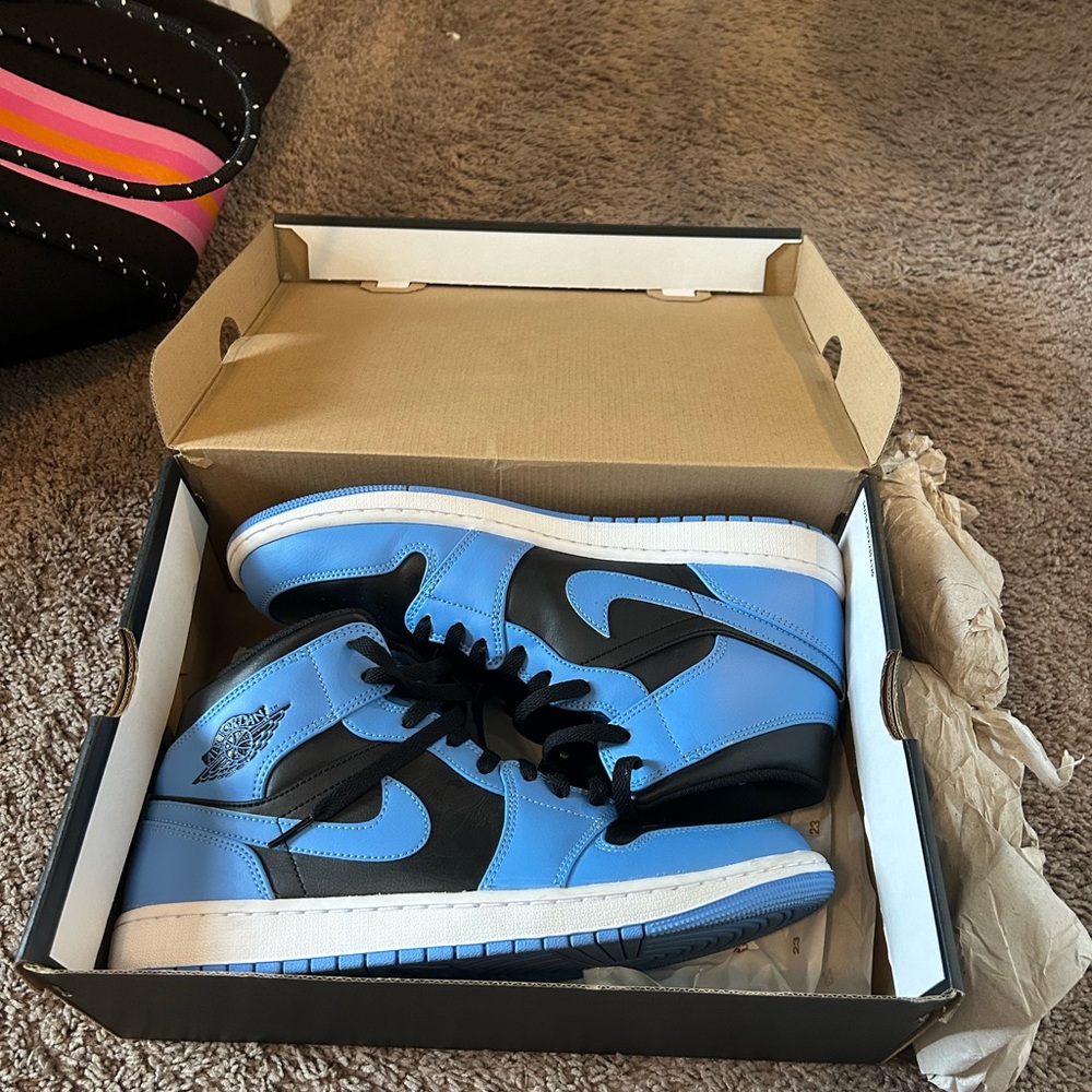 Jordan 1 Mid
University Blue Black
